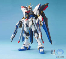 Japaness Bandai Original MG 1/100 Gundam Model ZGMF-X20A Strike Freedom Destroy Armor Unchained Mobile Suit Kids Toys BANDAI